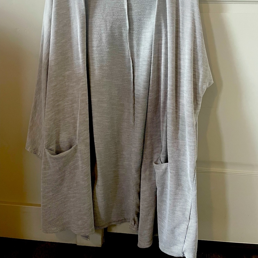 3/4 sleeve grey cardigan. Striped. Flowy and size M